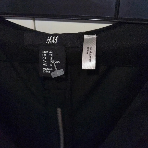 H&M black VNeck peplum sleevesless blouse with zipper back detail  Sz 12 - Picture 4 of 11